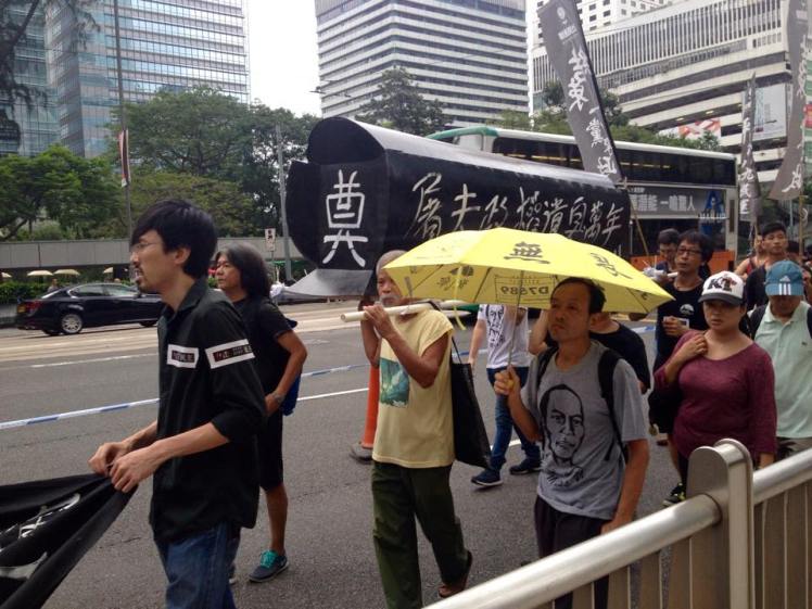 Protesters in Admiralty carrying CY's 'coffin'